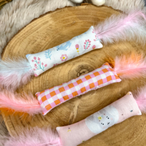 jouet pour chat fait main pâques lapin vichy herbe à chat valériane plumes